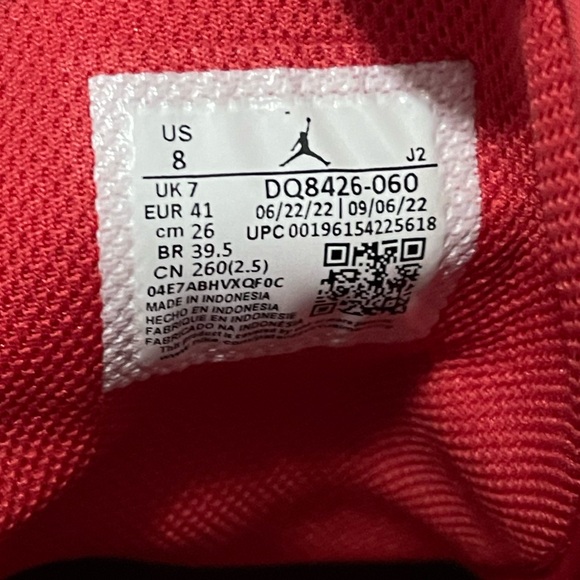 Boys size 8 Jordan 1 Mid Alternate Bred (2022) - Picture 3 of 4